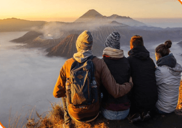 Dokumentasi perusahaan: peserta perjalanan di kawasan Bromo.